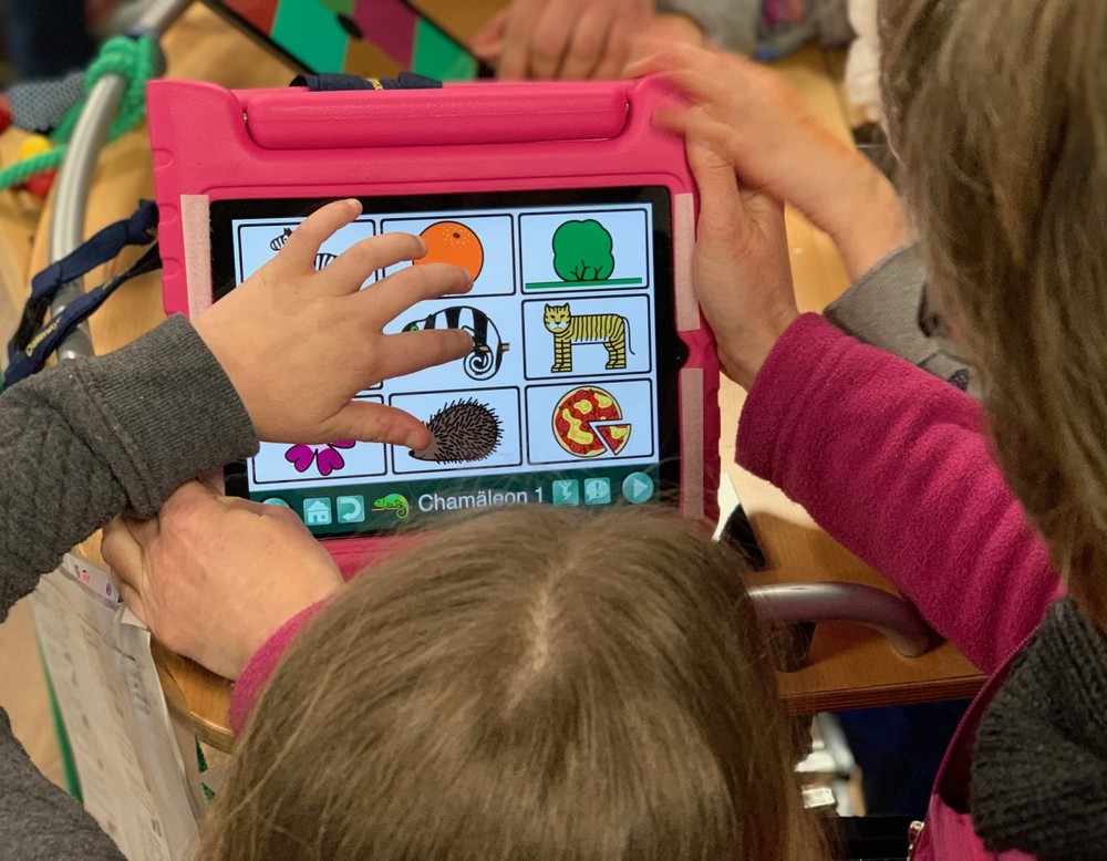 iPad mit pinkfarbener Hülle und geöffneter Go Talk Now App