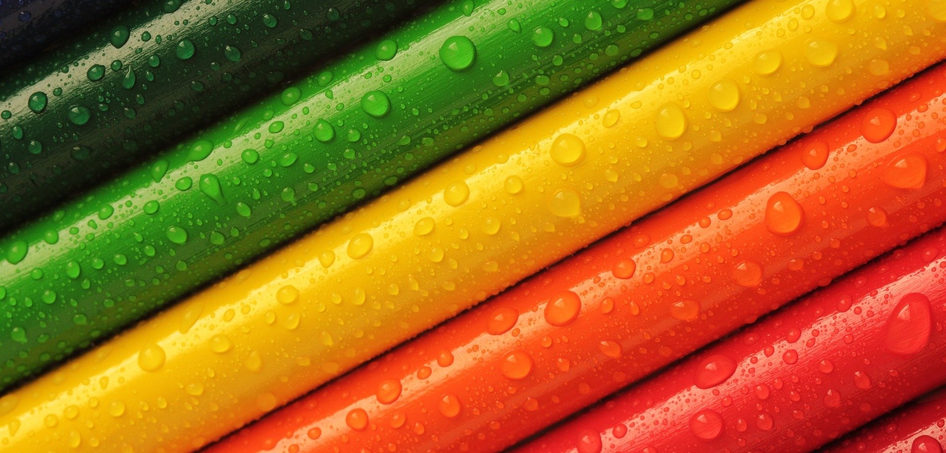 bunte Stifte mit Wassertropfen