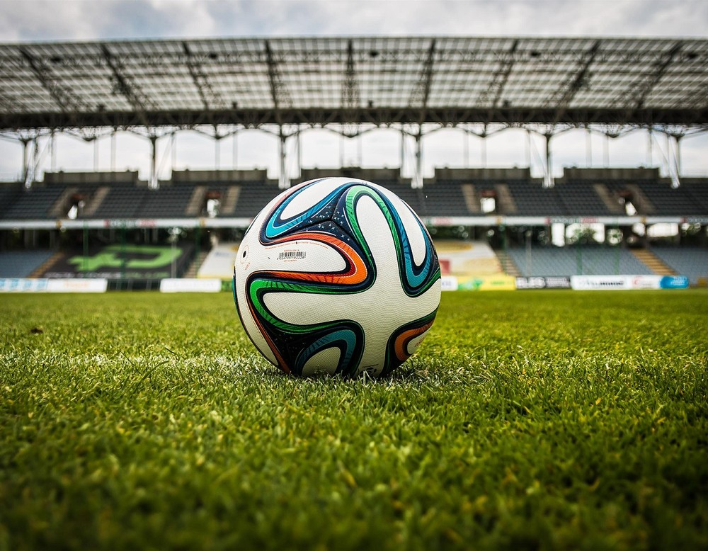 Fußball auf Rasen in Fußballstadion