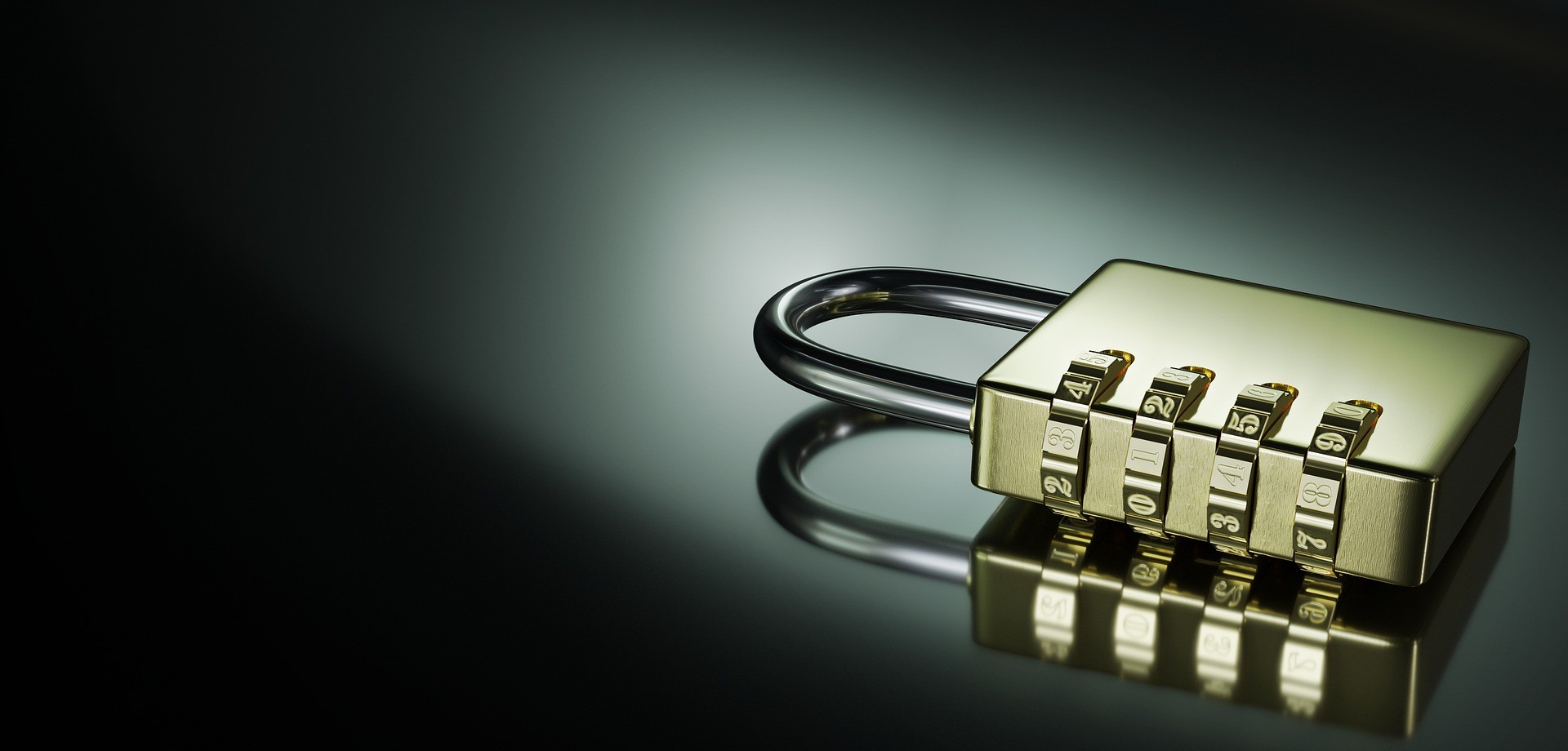 Zahlenschloss vor dunklem Hintergrund