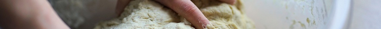 Zwei Hände bei einer Handmassage