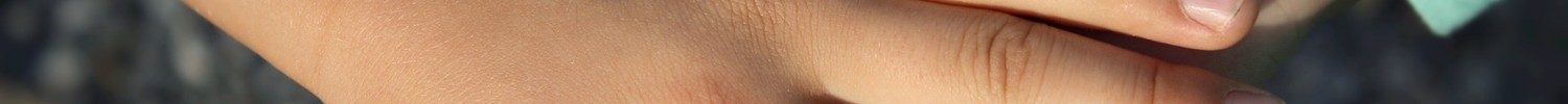 zwei Kinder, die sich helfend die Hand reichen