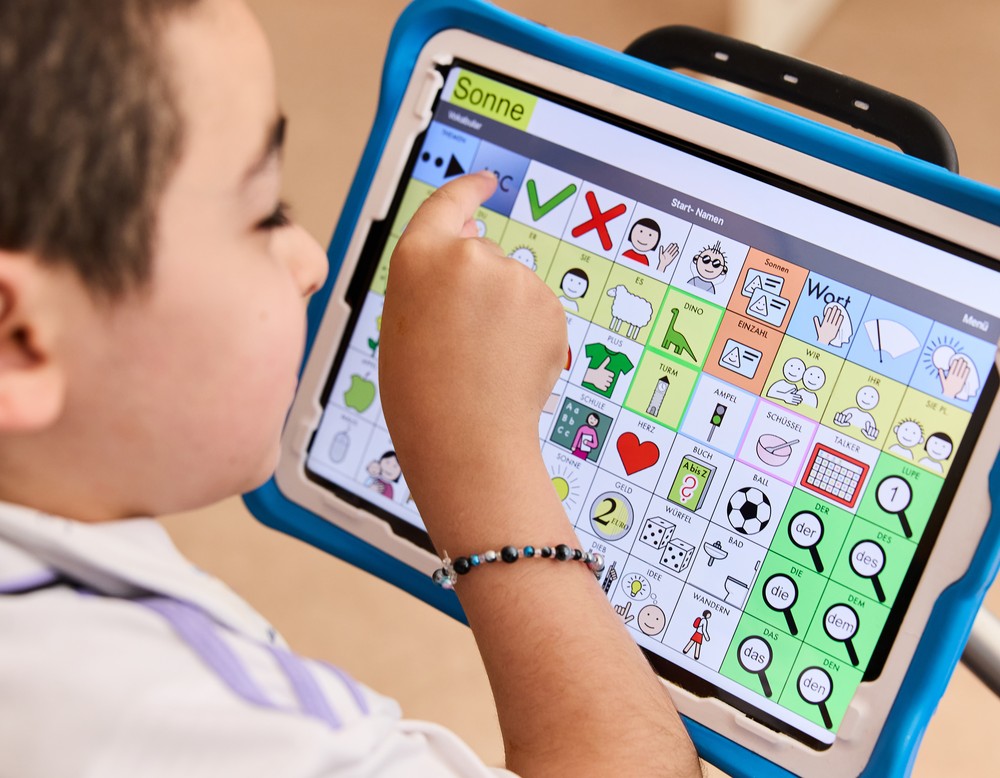 iPad mit pinkfarbener Hülle und geöffneter Go Talk Now App