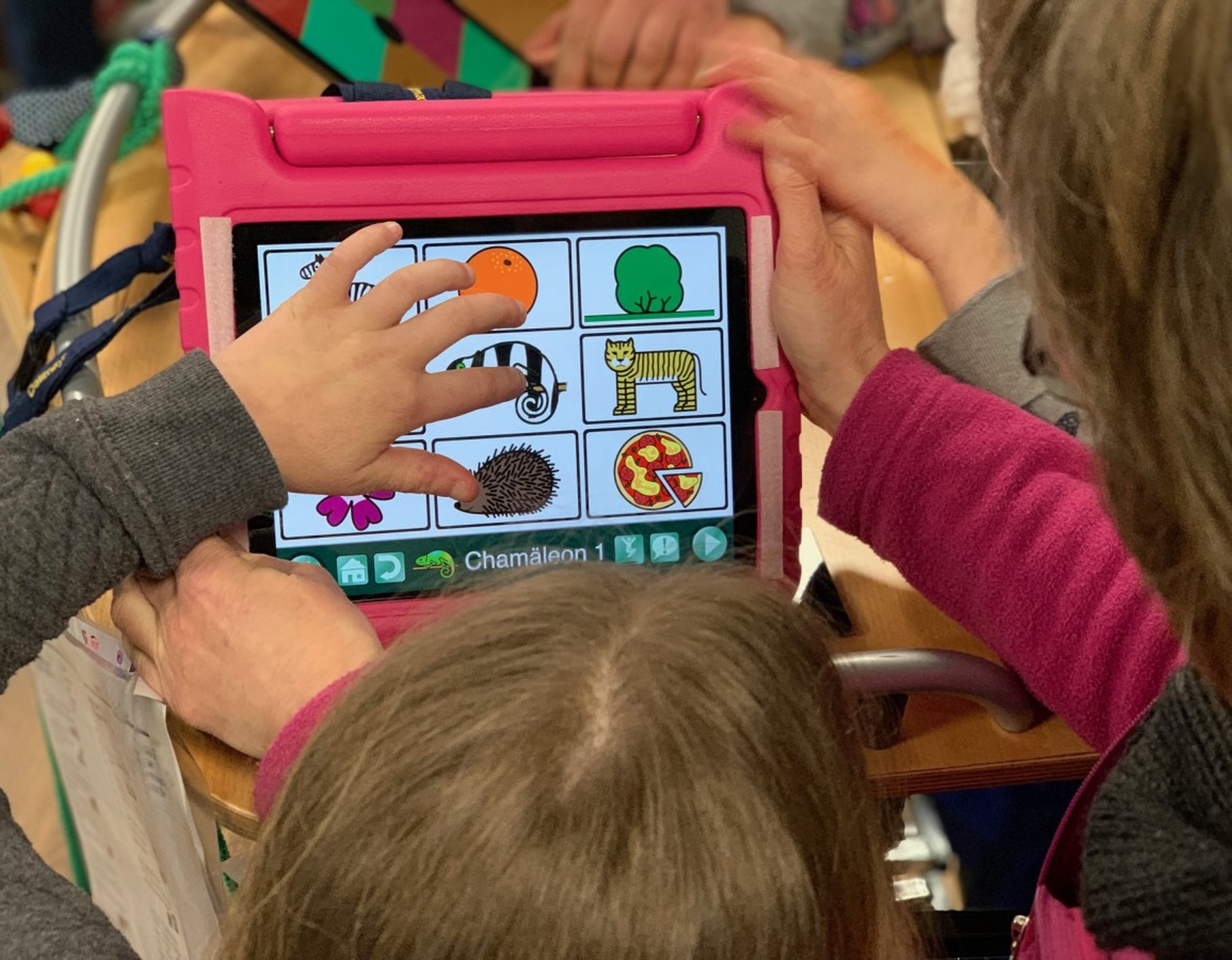 iPad mit pinkfarbener Hülle und geöffneter Go Talk Now App