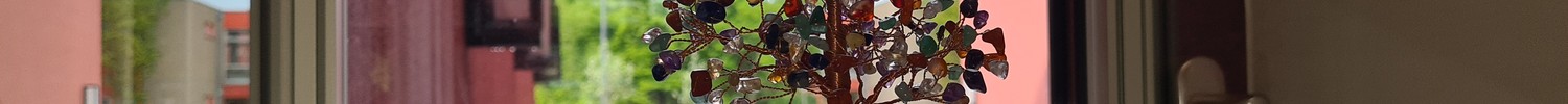 Baum aus Glas mit vielen bunten gläsernen Blättern